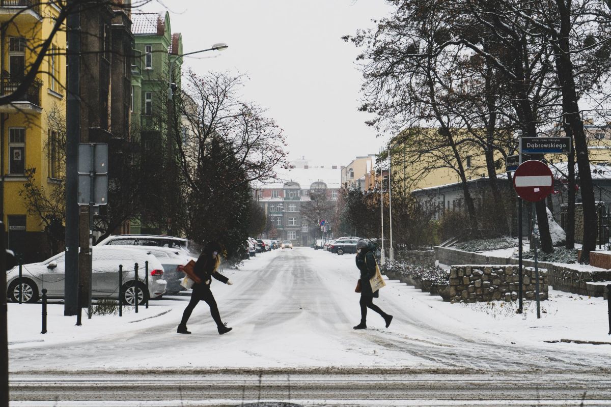 Śnieg i lód na chodnikach? Właściciele posesji muszą reagować