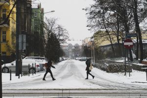 Śnieg i lód na chodnikach? Właściciele posesji muszą reagować