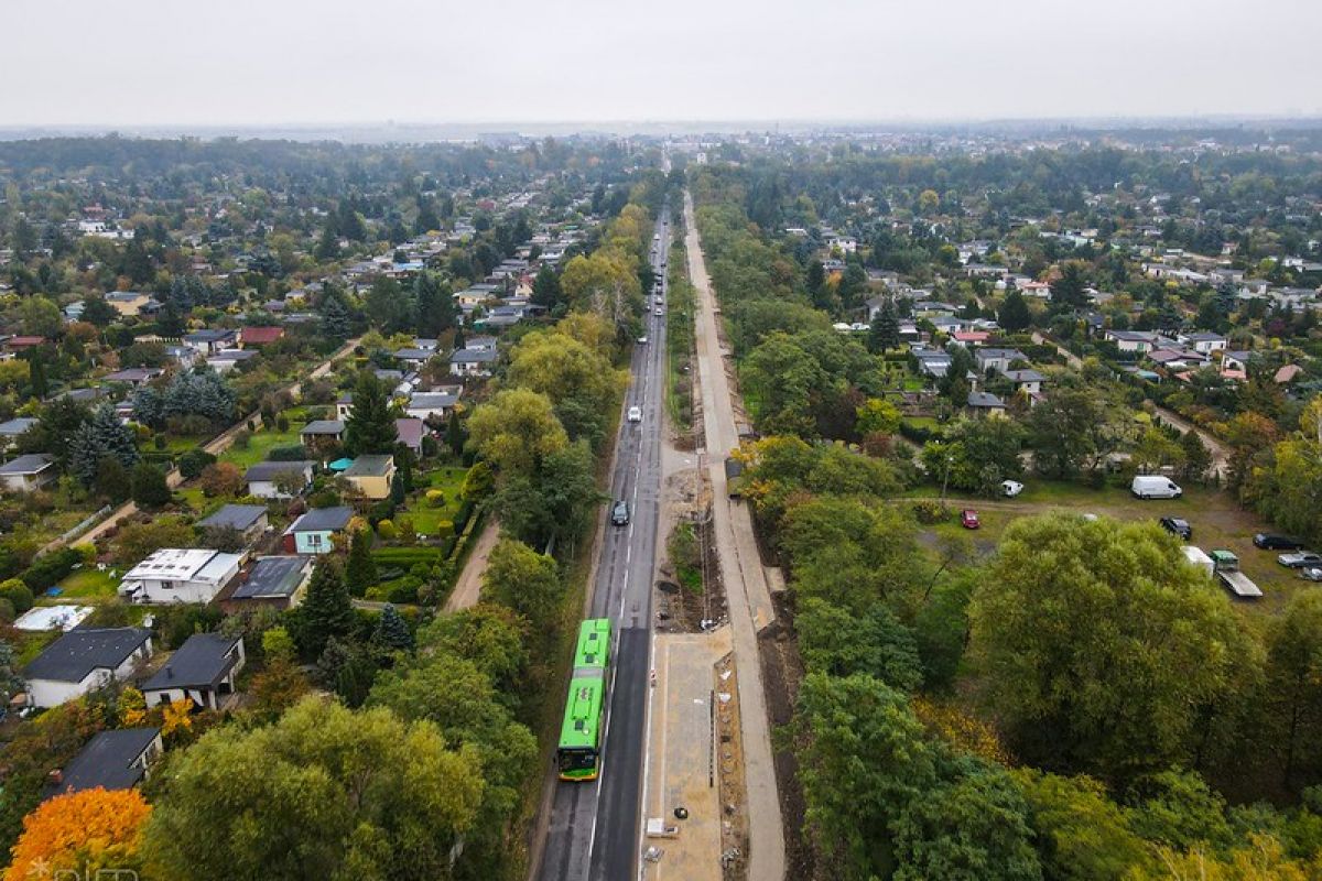 Ulica Złotowska z lotu ptaka. Po lewej stronie drzewa, następnie budowany ciąg pieszo - rowerowy. Istaniejąca jezdnia i znów zieleń