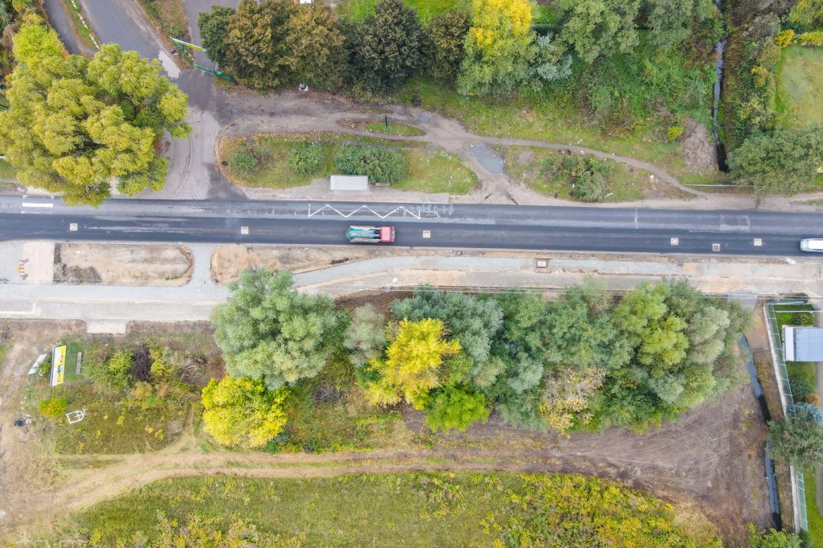 Widok z lotu ptaka na budowaną drogę rowerową wzdłuż ulicy Złotowskiej