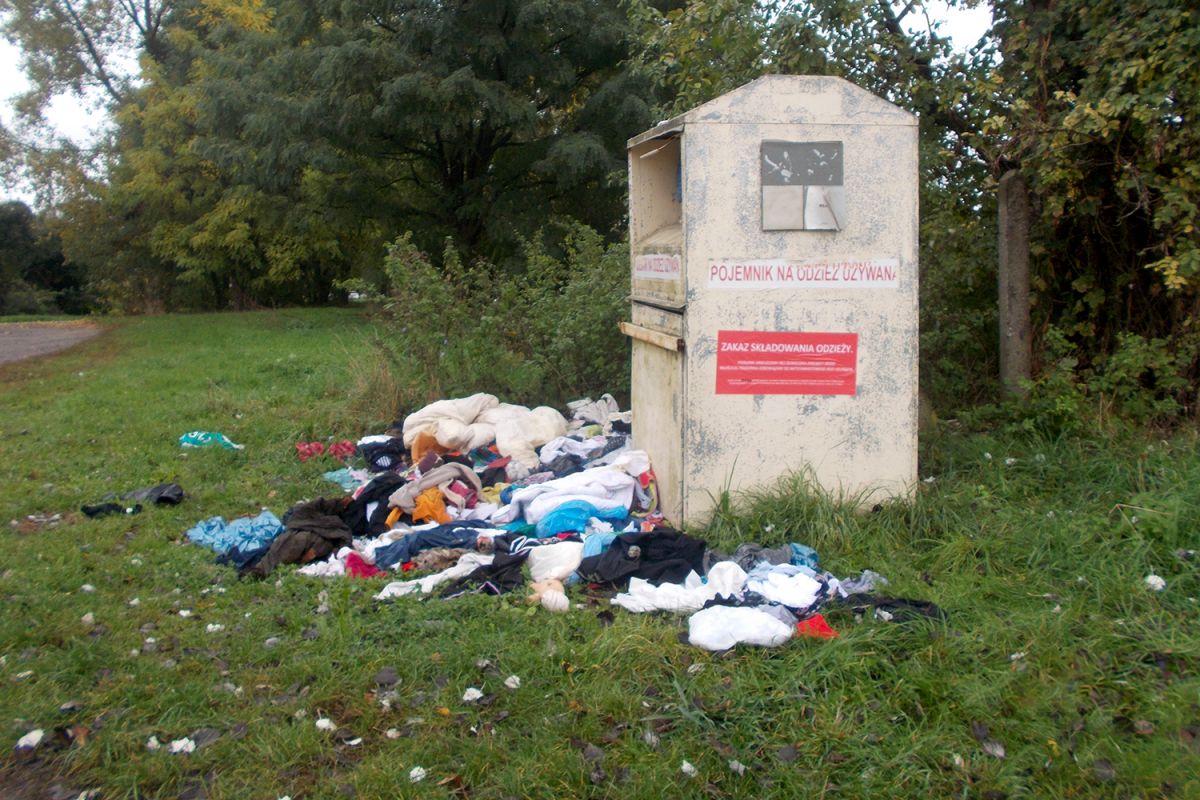 Pojemnik na odzież - ul. Krauthofera (na wysokości nr 58)