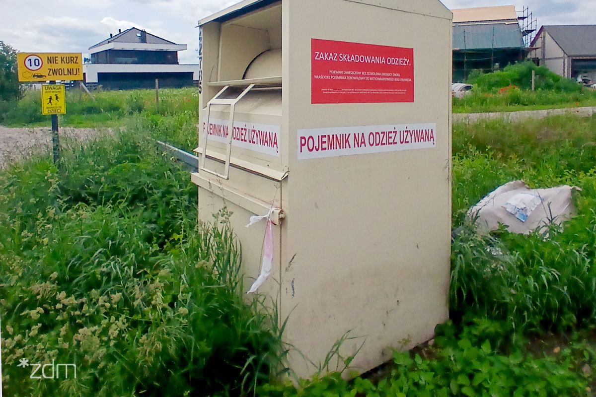 Pojemnik na odzież - ul. Gościnna 37 Pojemnik na odzież - ul. Gościnna 37