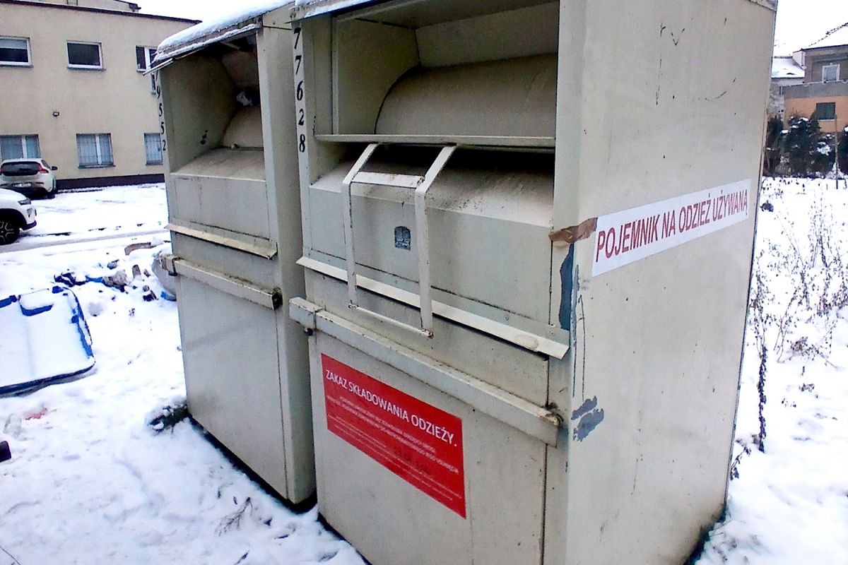 Dwa pojemniki na odzież – ul. Husarska