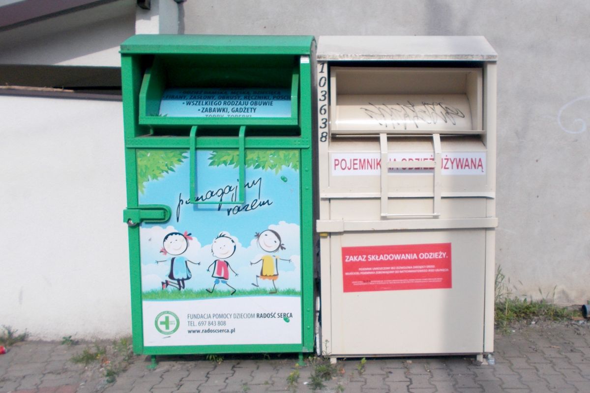 Pojemnik na odzież - ul. Rejtana (na wysokości nr 1)