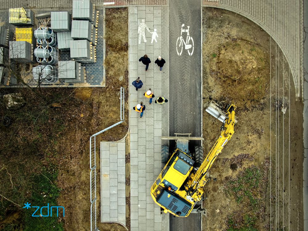 Zdjęcie z lotu ptaka na budowany odcinek drogi rowerowej na ul. Złotowskiej