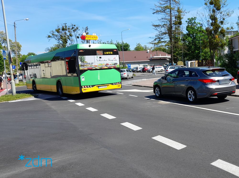 Ulica Książęca. Na niej skręcający w lewo autobus, na prawym pasie jedzie samochód osobowy