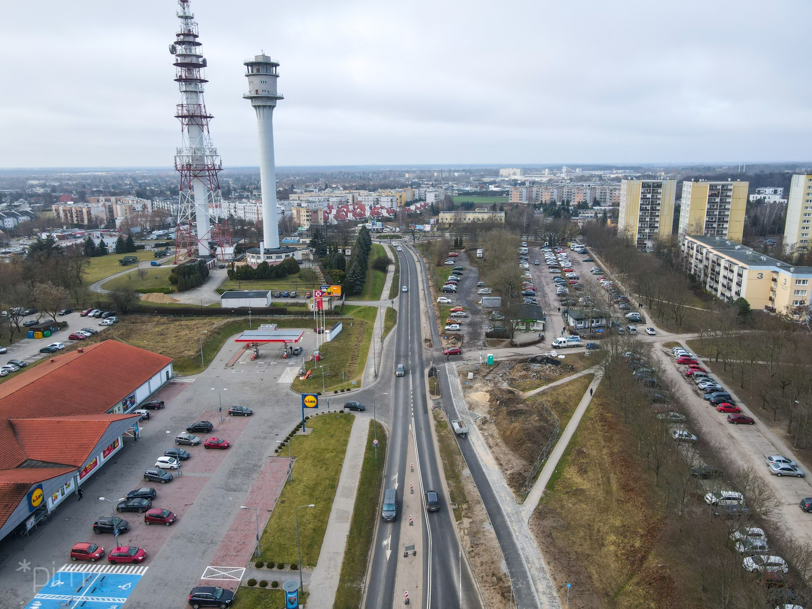 Droga dla rowerów wzdłuż ul. Szymanwoskiego. W tle dwie wieże telewizyjne na Piątkowie