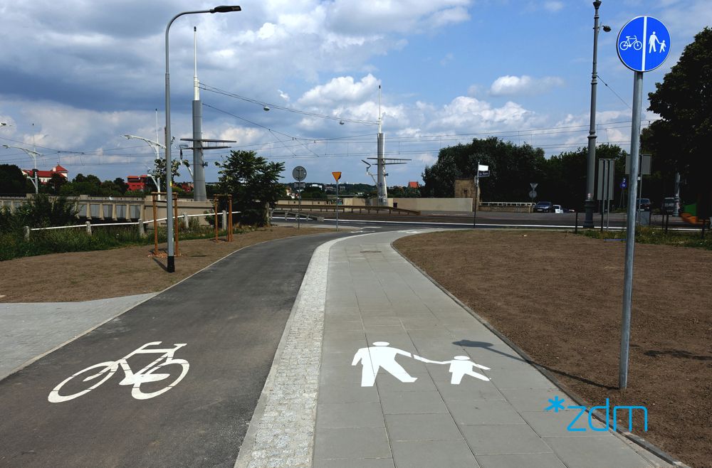 Po lewej stronie pas dla rowerzystów, po prawej dla pieszych oraz trawanik